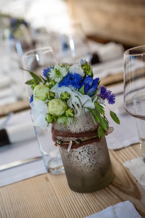 Tischschmuck mit Blumen