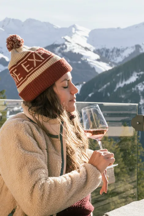 Weingenuss mit wärmenden Sonnenstrahlen auf der Terrasse